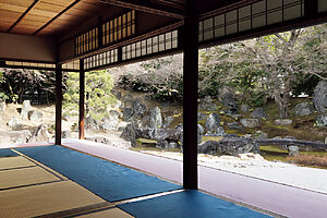 化粧御殿の前庭を移築した北庭は、築山を中心に多数の巨石、石組みが配された枯山水