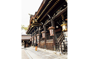 桃山文化を伝える装飾や精緻な彫刻などが建築造営当時の規模そのままに保存され、国宝に指定されている