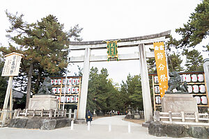 今出川通に面して立つ、一の鳥居。木曽の花崗岩の一本柱で、高さは約11m