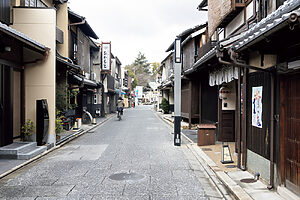 賑やかな京都のイメージとはまた異なる、しっとりとした雰囲気の街並みが広がる