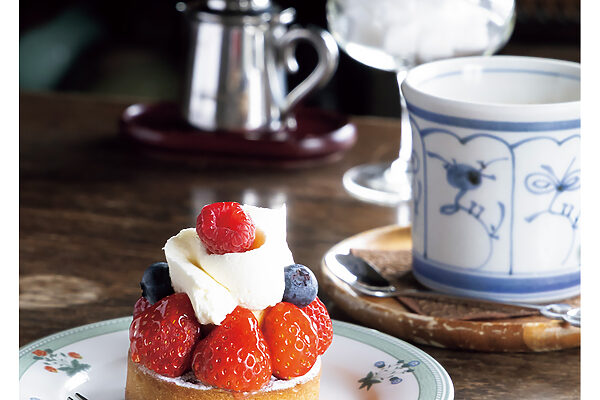 広東旬菜 一僖の干し鮑の極上ソース丸煮／名曲喫茶 柳月堂のいちごとブルーベリーのタルト──京都の食を愛する「菊乃井」店主・村田吉弘さん、小説家・いしいしんじさんの、絶対食べたいこのひと皿