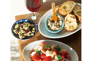 季節のフルーツと生ハムのカプレーゼ1,400円、鯖のリエット（パン付き）800円、コイモサラダ ハーフサイズ400円、グラスワイン800円〜