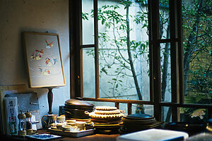 カウンター席から中庭を望む