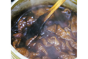 丹念に油抜きをしたあげを、鉄の羽釜で「炊いて」冷ます。これを2日間繰り返し、中までしっかり味を含ませふっくらと