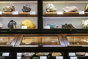 所蔵する鉱物標本は約2万点