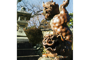 正参道の入り口にある、珍しい備前焼の逆立ちの狛犬