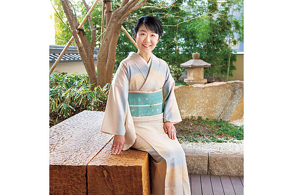 江戸切子作家・小川郁子さんの着物の時間──江戸切子で着物姿が引き締まる。帯留めをそんな存在にしたいです