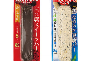 高たんぱく、低脂肪の豆腐は毎日摂りたい良質なたんぱく源。手軽な豆腐バーは小腹満たしに最適。スイーツとお惣菜風の2タイプ。motTOFU なめらか豆腐バー 枝豆ひじき 192円〈たんぱく質9g〉、motTOFU 豆腐スイーツバー カフェモカ 213円〈たんぱく質5g〉（太子食品工業 TEL：0120-417-710）