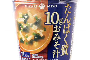 かつおだしをベースに体が吸収しやすいコラーゲンペプチドを配合。1杯で10gのたんぱく質を補給できる。オフィスのランチタイムにも。たんぱく質10gおみそ汁253円（ひかり味噌お客様相談室 TEL：03-5940-8850）