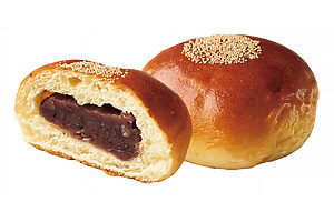 あんぱんの小豆あんは、糖質もありつつ高たんぱくかつ低脂肪。標準的な大きさで1つ6〜8gのたんぱく質を摂れる。エネルギー補給しながらたんぱく質を摂りたいときにぴったり