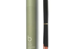 「b Silent インセンススティック」は10本入り、4,400円（税込）。丁寧に作られたバンブースティック型のお香。全長 約22.5㎝／燃焼部分 約19㎝