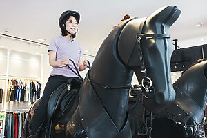 速度に耐えて姿勢を維持、“馬”で体幹を鍛える『スタジオ型乗馬』