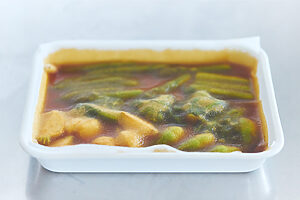 〈POINT〉素揚げした野菜を出汁に漬け、上から「リード クッキングペーパー」をかぶせて蓋をする。少なめの出汁でもまんべんなく浸かり、味がしっかりと染み込む