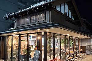 バーカウンターを設けたりと内装は明るくモダンに