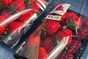 ハウスの直売所ではいちごパックの販売も。あまりん（山盛り）2,000円