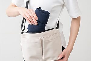 小さく折りたためるのでカバンにいれて気軽に持ち運べます