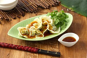「ヌクチャム」をつけだれに使った「鶏肉ときゅうりの水餃子」　※調理例