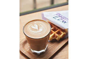 パノラマが望めるのどかな山頂広場は、食事もお茶も充実