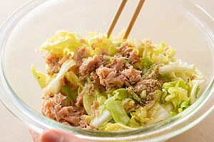 （3）ツナ、酢、すりごま、オリーブオイルを入れてさっと和え、皿に盛る