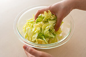 （1）キャベツは食べやすい大きさのざく切りにする。ツナは油を切る。ボウルにキャベツと塩を入れて軽くもみ、5分ほど置く