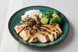 「鶏むね肉と舞茸の塩麹マリネソテー」と「茹でブロッコリー」。塩麹とにんにくに漬けた鶏むね肉は驚くほどしっとり