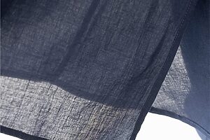 薄手で軽く、上品な透け感のシアー素材を使用