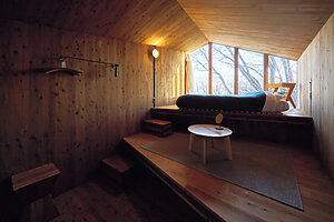 〈犬と泊まれるアウトドア宿〉「Earthboat Nasu」は、ドッグラン棟と「ペットと露天風呂プラン」があるのが特長。お湯は、那須湯本の硫黄泉。犬と温泉に浸かれるなんて、なかなかない体験！