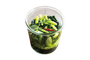 発酵ラペと同じ作り方で、クセのない小松菜の高菜漬け風も。発酵の力で日を追うごとに奥行きある味わいに変化し、シャキシャキの食感にも箸が進む