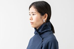 首元、胸元の2ヵ所にボタンがあり、襟を立てるスタイルも楽しめます。首元を日差しからガードしてくれるだけでなく、風の強い日も安心