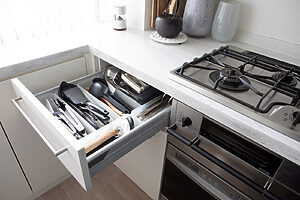 「加熱時に使う調理道具はコンロに一番近い引き出しに。 手前から種類別に使用頻度の高い順に収納しています」