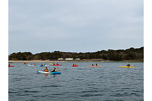穏やかな英虞湾の水面に浮かぶカラフルなシーカヤック