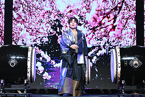 衣装デザインは14年前からコシノジュンコ氏が担当。今回の柿落としに合わせて、京都の劇場専用の衣装を制作。金や銀など琳派を感じさせる色使いと現代的なデザインが華麗に融合