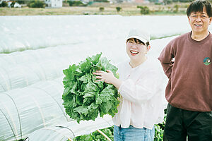 採れたて旬野菜はやっぱりおいしい！　年間通じて50種以上の作物を栽培する「安西農園」では、春にはレタスや菜花、初夏からはトウモロコシ、そら豆などの収穫体験が可能