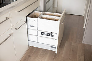 ごみ箱はシンク下に。「引き出しにシ ンデレラフィットするサイズを探しました。段ボール製なので汚れたらすぐ捨てられるのもラク。可燃、プラ、資源ごみで分けています」