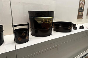 愛知県指定文化財　黒塗菊桐紋蒔絵風呂道具（桃山時代・16世紀、愛知・犬山城白帝文庫）天正12年・1584年、小牧・長久手の戦いで秀吉が犬山城に入城したときに持参した風呂道具と伝わる。写真中央は風呂桶。タライや柄杓などが揃う