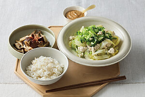 「ひき肉と白菜のシンプル鍋 ひしおごまだれ」と「きのこの簡単ナムル」。すぐにうまみが出るひき肉は、忙しい日の夕食に重宝