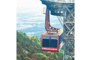 筑波山の東側にかかるロープウェイ。春の山を眺めながら数分の空中散歩で一気に下山