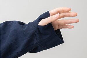 手の甲までの袖丈なので、自転車のハンドルを握る時にも日除けに