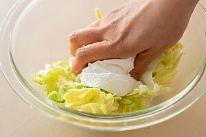 （2）ペーパータオルで（1）の水気を切る