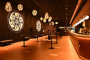 劇場併設のラウンジではオリジナルの飲食を用意。公演は毎日2回、19時からと21時からの入れ替え制。料金はスタンダードシートが10,000円、プレミアムシートが15,000円（いずれも全席指定、1ドリンク付き）