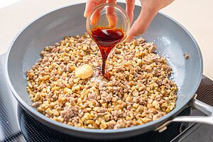 （4）Aを加え、5分ほど炒め煮し、肉そぼろを作り、ごまを合わせる