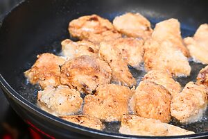 下味に「らくちん！本みりんと清酒のうまみだし」をもみ込んで揚げ焼きするだけ