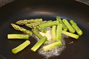 バターで炒めたアスパラに「らくちん！本みりんと清酒のうまみだし」を加えるだけ