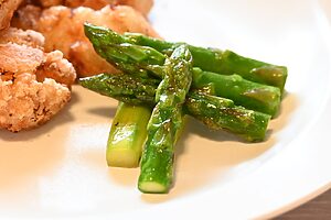 料理メディアNadiaより「簡単5分◎だしの旨み×バターが最高【アスパラだしバター炒め】」