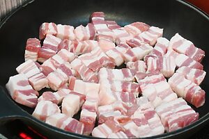 拍子木切りにした豚肉をフライパンで焼きます