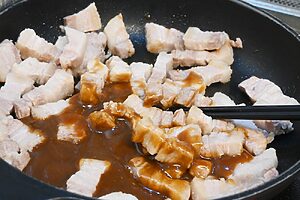 火が通ったらソースを絡めて完成です