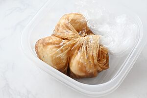 ゆで卵をソースに漬けておくだけで、味付け卵が簡単に作れます