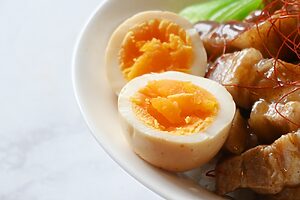 ほんのりと味が絡んだ味付け卵。しっかり味のお肉との対比がまたおいしい