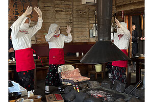 地元の「相差音頭」を踊る海女さんたち。「トコ相差 ヨイトコホイ」の掛け声が明るく響く。本当にパワフルな彼女たちに、たくさんの元気をもらった