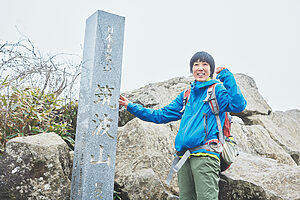 筑波山の最高標高はここ女体山の877m。山頂標柱の横で、達成感とともにポーズ
